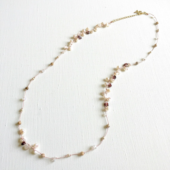 桜色のシルク糸とガーネット&パールのネックレス 5枚目の画像