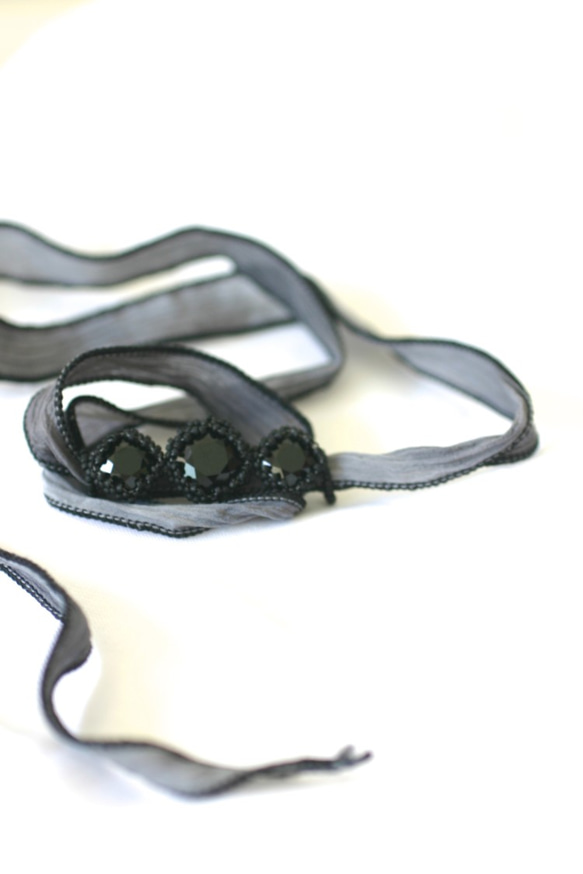 トリプル・クリスタルのラップブレスレット (black × gray) 1枚目の画像