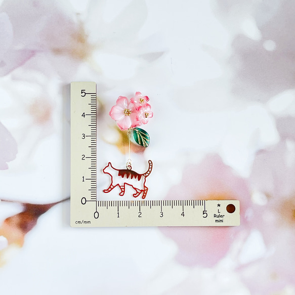 桜と猫のお花見　ピアス　イヤリング　樹脂ピアス　樹脂ノンホールピアス　桜　猫　 8枚目の画像