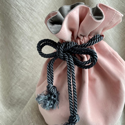 【受注制作】触り心地の優しい別珍のコロンとした巾着 -Baby pink x Ash grey- 2枚目の画像