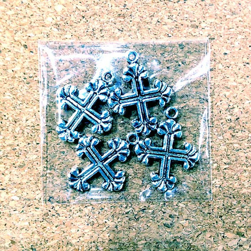 水色羽根と十字架のチャーム