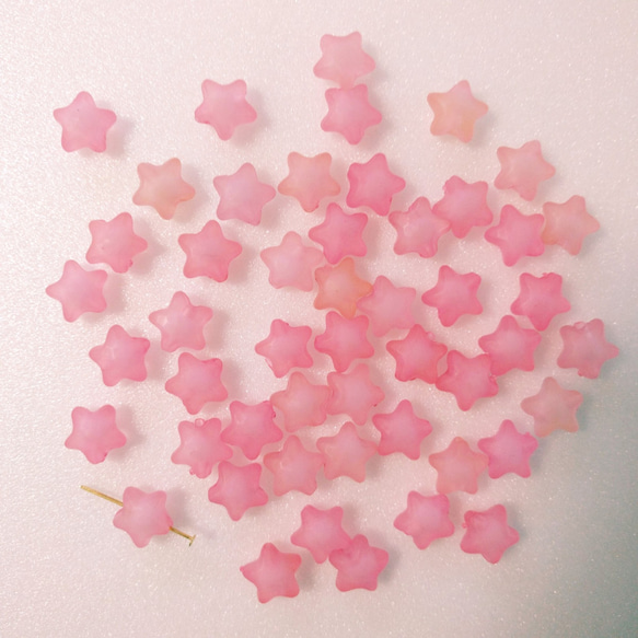 【再販!!】すりガラス風 スター ビーズ さくらピンク 両穴　30個　 1枚目の画像