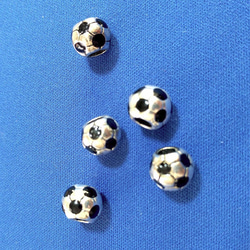 【応援グッズにも♪】数量限定 サッカーボール ビーズ 9mm 10個 4枚目の画像
