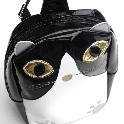 新品未使用！本物みたいな猫ちゃん（ハチワレ）リュックサック 新品未使用 リアル ネコ ハチワレ猫 ぬいぐるみリュック 保護猫