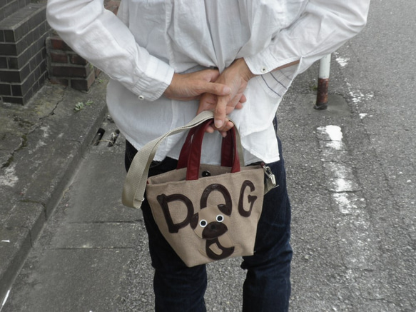 犬柄 トートバッグ 小さめ 麻 ダックスフント グッズ 雑貨 お座りワンコのシリーズ 10枚目の画像