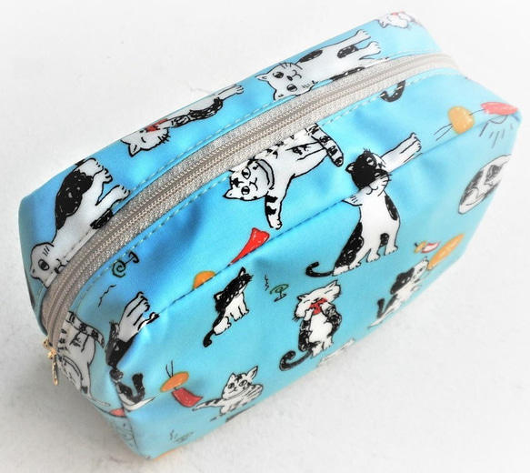 猫柄のポーチ ブルー 猫 雑貨 グッズ 柄 モチーフ プレゼント 小物 コスメ 化粧 おもしろ かわいい 3枚目の画像