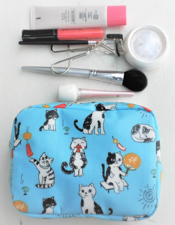 猫柄のポーチ ブルー 猫 雑貨 グッズ 柄 モチーフ プレゼント 小物 コスメ 化粧 おもしろ かわいい 4枚目の画像
