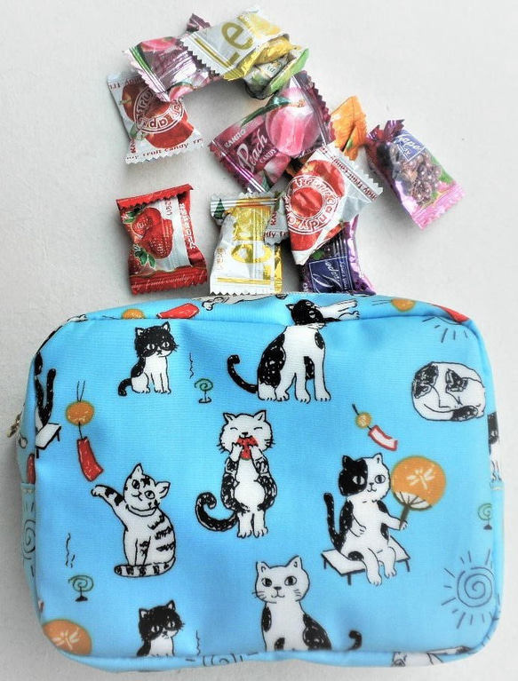 猫柄のポーチ ブルー 猫 雑貨 グッズ 柄 モチーフ プレゼント 小物 コスメ 化粧 おもしろ かわいい 5枚目の画像