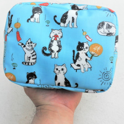 猫柄のポーチ ブルー 猫 雑貨 グッズ 柄 モチーフ プレゼント 小物 コスメ 化粧 おもしろ かわいい 6枚目の画像