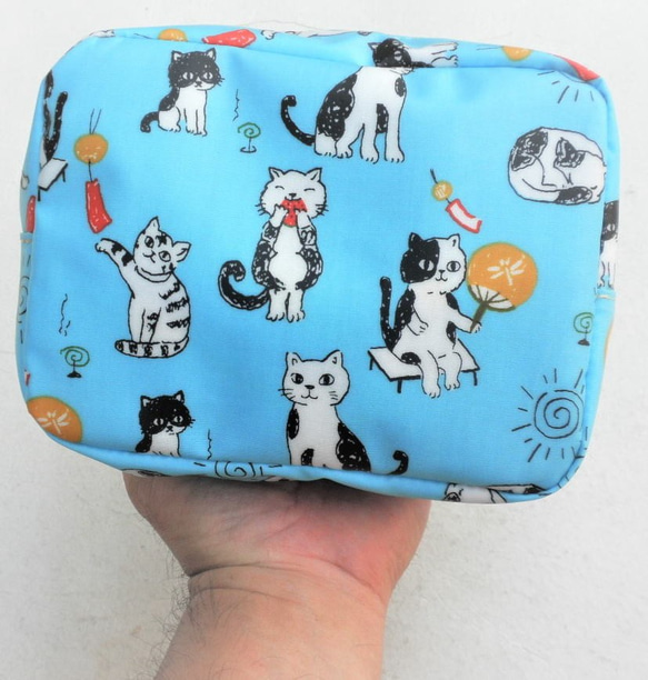 猫柄のポーチ ブルー 猫 雑貨 グッズ 柄 モチーフ プレゼント 小物 コスメ 化粧 おもしろ かわいい 6枚目の画像