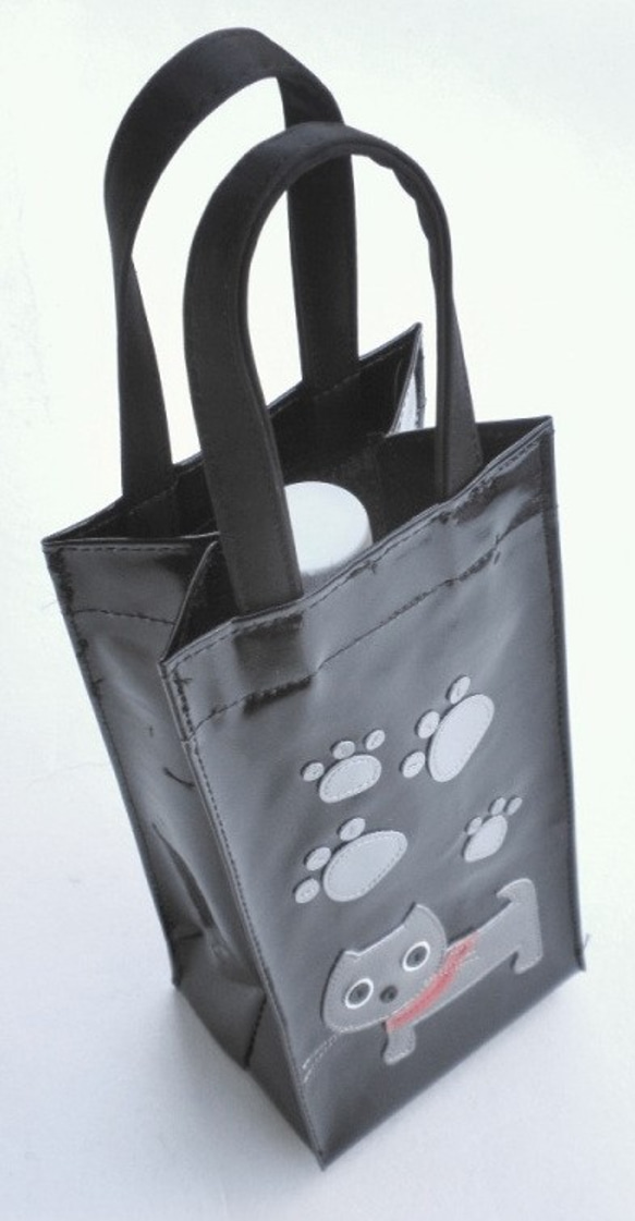 猫 バッグ レディース ペットボトル 水筒 カバー ケース 500m 猫グッズ 雑貨 プレゼント 肉球猫　ブラック 1枚目の画像