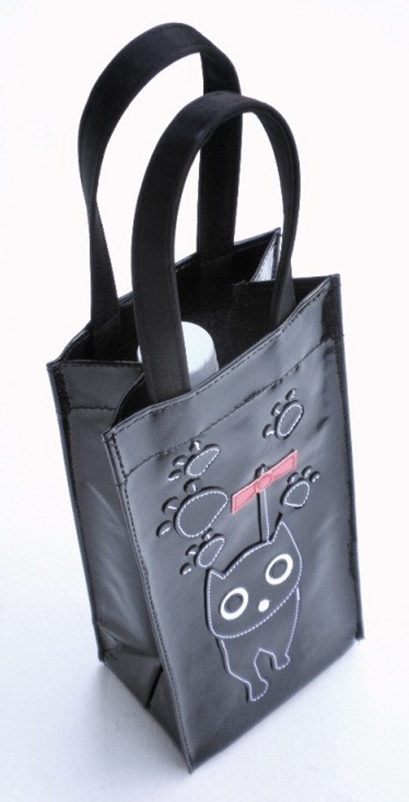 猫 バッグ レディース ペットボトル 水筒 カバー ケース 500m 猫グッズ 雑貨 プレゼント お散歩猫　ブラック 3枚目の画像
