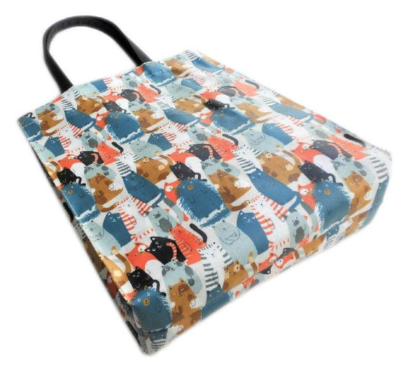 猫柄 トートバッグ A4 サブバッグ エコバッグ イラスト ブルー 総柄 ビニールコーティングバッグ 2枚目の画像