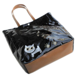お散歩猫 ブラック トートバッグ A4 猫柄 サブバッグ エコバッグ ビニールコーティングバッグ 2枚目の画像