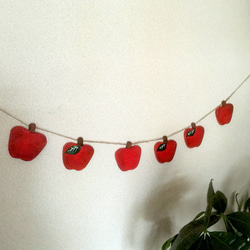 木製 赤いリンゴ ガーランド 2枚目の画像