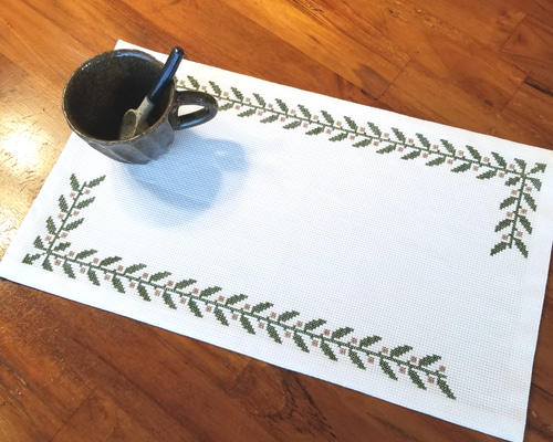 再販3草模様の刺繍クロス＊スモーキーグリーン ランチョンマット