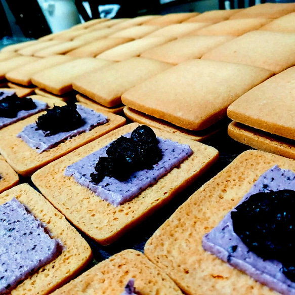 小平の菓夢果夢(ブルーベリーバタークリーム&ワイン漬けブルーベリーのクッキーサンド)　2コ入り 2枚目の画像