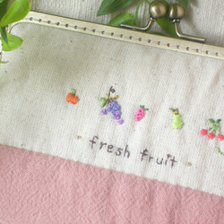 プチ刺繍が可愛いがま口通帳ポーチ＊fresh fruit 4枚目の画像