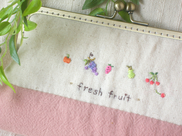 プチ刺繍が可愛いがま口通帳ポーチ＊fresh fruit 4枚目の画像