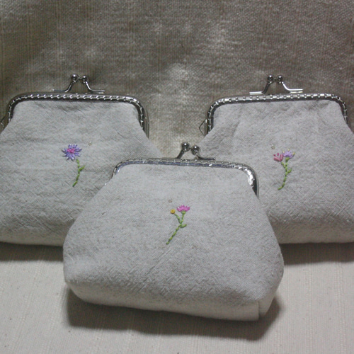 まな♡ ウエイト枠 刺繍イニシャルポーチ♡ イニシャル刺繍のミニバネ口ポーチ - LAISSE PASSE GALLERY