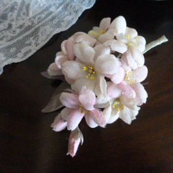 染め花　本絹ちりめんの桜＊花枝のコサージュ 1枚目の画像