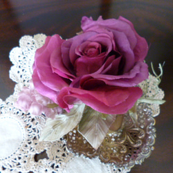 本絹巻き薔薇と小花のコサージュ 2枚目の画像
