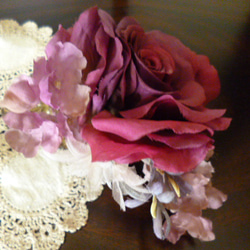 本絹巻き薔薇と小花のコサージュ 3枚目の画像