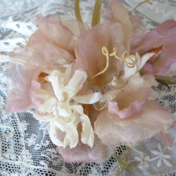 本絹ゴースのスイートピーと小花のコサージュ 1枚目の画像