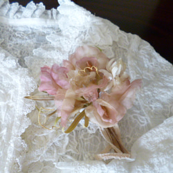 本絹ゴースのスイートピーと小花のコサージュ 2枚目の画像