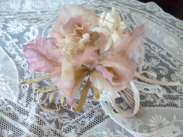 本絹ゴースのスイートピーと小花のコサージュ 3枚目の画像