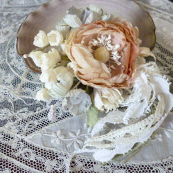 本絹ラナンキュラスと小花のコサージュ01 1枚目の画像