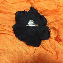 黒リネン　お花くしゅくしゅコサージュ　七五三・入園・入学・フォーマル・普段使いにも 4枚目の画像