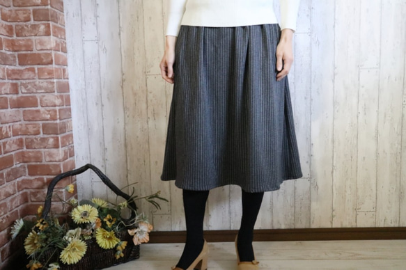 新工作！簡單的中長裙，帶條紋羊毛彈力木炭M〜2L，3L〜5L可訂購 第1張的照片