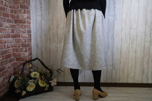 ！ウール100％　圧縮ニットのシンプルなミディ丈のスカート　杢グレーベージュ　M～５L　プチオーダー可　予約販売 4枚目の画像