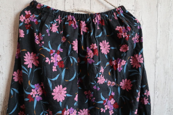 数量限定　春先に濃紺地系花柄　　大人シンプルなロング丈スカート　３L～５L　レトロ 4枚目の画像