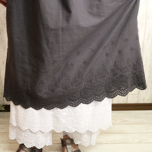漂亮的扇形蕾絲吊帶背心連衣裙 淺木炭色 M-5L，2 種尺寸，可小批量訂購！ 第2張的照片