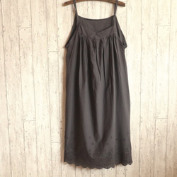 漂亮的扇形蕾絲吊帶背心連衣裙 淺木炭色 M-5L，2 種尺寸，可小批量訂購！ 第8張的照片