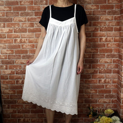 [M 到 5L 2 種尺碼可供選擇] 美麗的扇形蕾絲吊帶背心連衣裙 White Petite 可訂購！ 第2張的照片