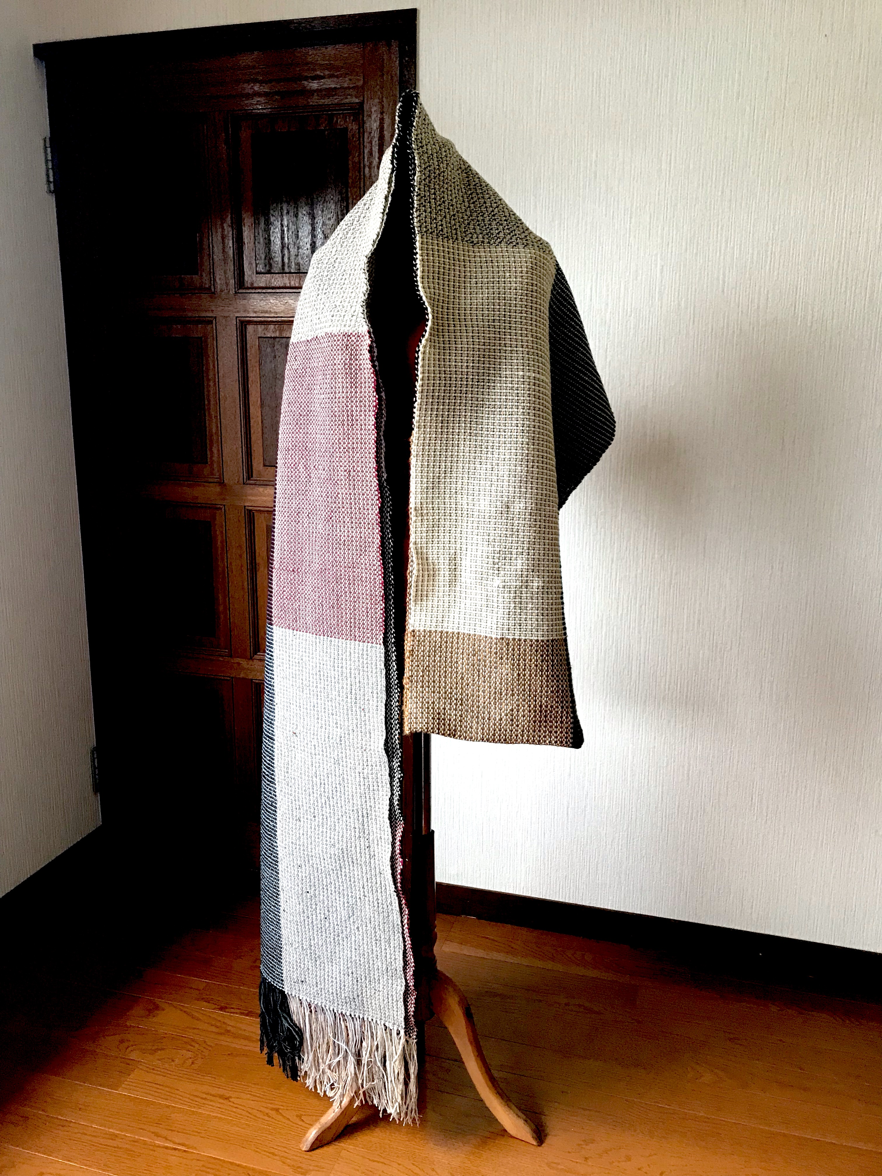 モノクロのロング暖かショール③