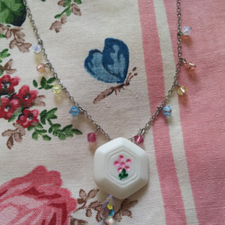 お花のボタンとスワロフスキーのネックレス 3枚目の画像