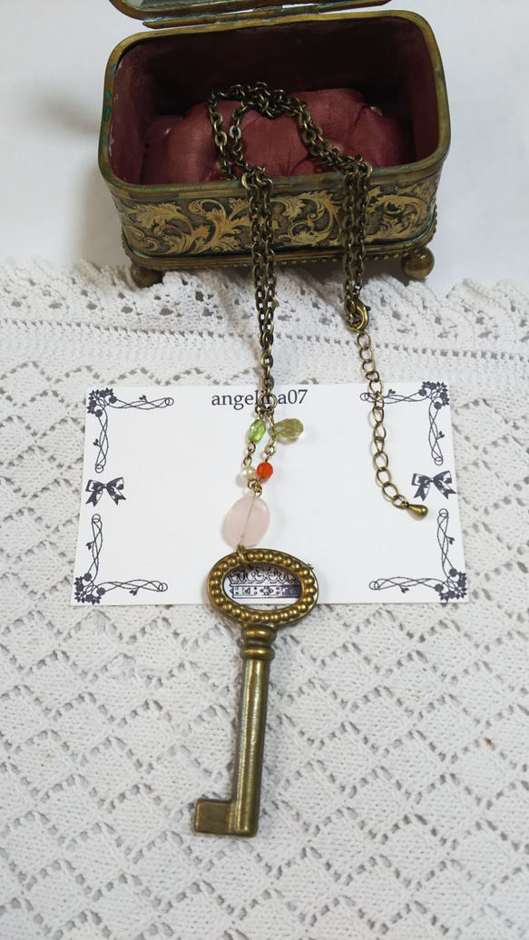 アンティークの鍵と天然石のネックレス 4枚目の画像