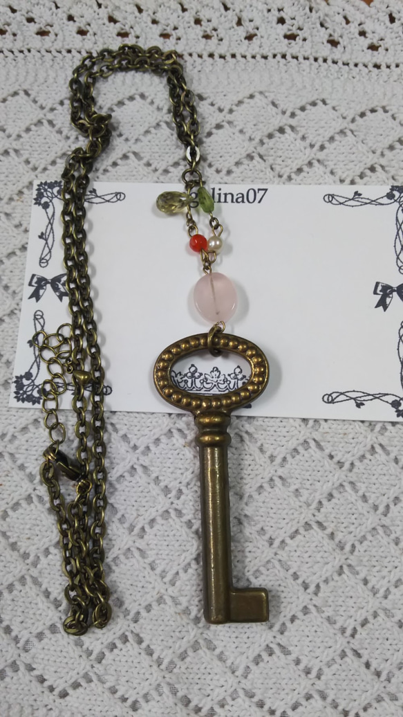 アンティークの鍵と天然石のネックレス 8枚目の画像