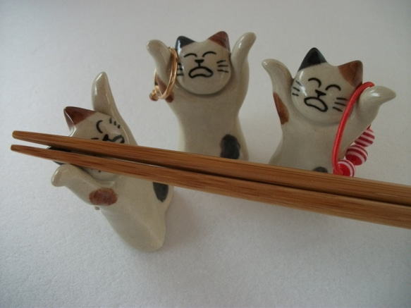 猫の箸置き３個セット（バンザイ三毛） 3枚目の画像