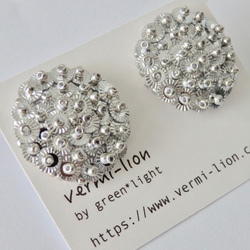 フランスヴィンテージのスパンコールソレイユとビーズの華やかなシルバーピアス 3枚目の画像