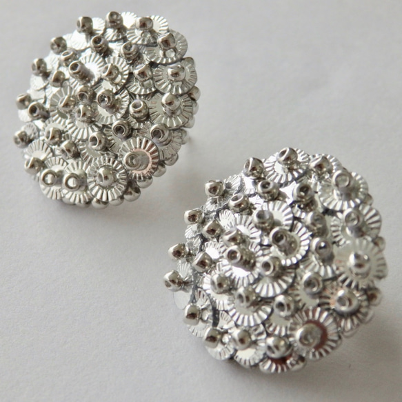 フランスヴィンテージのスパンコールソレイユとビーズの華やかなシルバーピアス 6枚目の画像