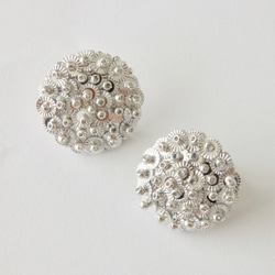 フランスヴィンテージのスパンコールソレイユとビーズの華やかなシルバーピアス 7枚目の画像