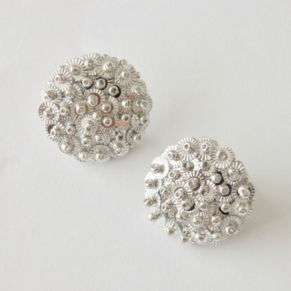 フランスヴィンテージのスパンコールソレイユとビーズの華やかなシルバーピアス 7枚目の画像