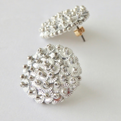 フランスヴィンテージのスパンコールソレイユとビーズの華やかなシルバーピアス 8枚目の画像