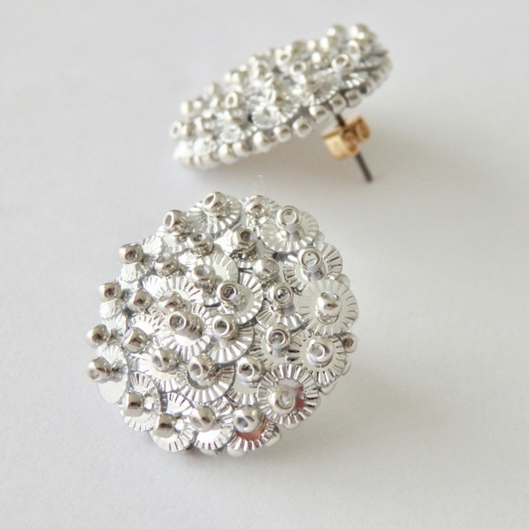フランスヴィンテージのスパンコールソレイユとビーズの華やかなシルバーピアス 8枚目の画像
