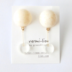 白半球レジンと透明丸レジンのピアス 1枚目の画像